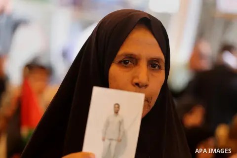 Palestinians take part in a protest demanding release the prisoners in Israeli jails, in front of Red cross office, in Gaza city, on April 11, 2016. Photo by Mohammed Asad