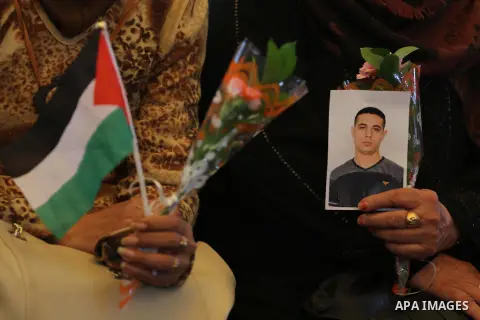 Palestinians take part in a protest demanding release the prisoners in Israeli jails, in front of Red cross office, in Gaza city, on April 11, 2016. Photo by Mohammed Asad