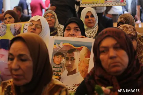 Palestinians take part in a protest demanding release the prisoners in Israeli jails, in front of Red cross office, in Gaza city, on April 11, 2016. Photo by Mohammed Asad