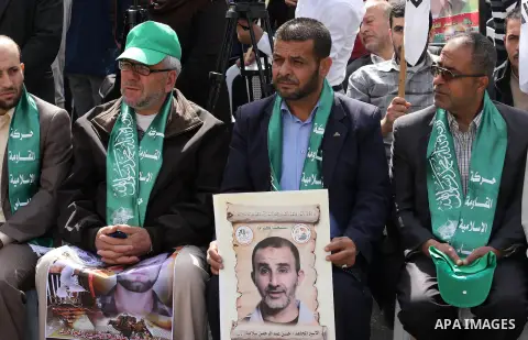 Palestinians take part during a protest to show solidarity with Al-Aqsa mosque and Palestinians in the West Bank occupied, in front of Red cross office, in Gaza city, on April 11, 2016. Photo by Mohammed Asad