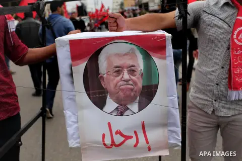 Supporters of the Popular Front for the Liberation of Palestine (PFLP) take part in a protest against the policies of Palestinian President Mahmoud Abbas, in Gaza City April 12, 2016. Photo by Ashraf Amra