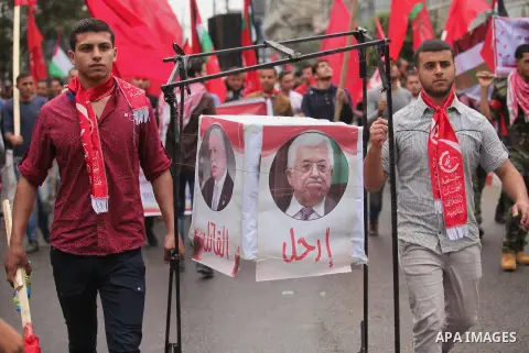 Supporters of the Popular Front for the Liberation of Palestine (PFLP) take part in a protest against the policies of Palestinian President Mahmoud Abbas, in Gaza City April 12, 2016. Photo by Ashraf Amra
