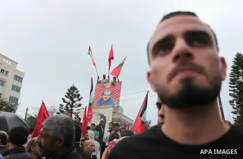 Supporters of the Popular Front for the Liberation of Palestine (PFLP) take part in a protest against the policies of Palestinian President Mahmoud Abbas, in Gaza City April 12, 2016. Photo by Ashraf Amra