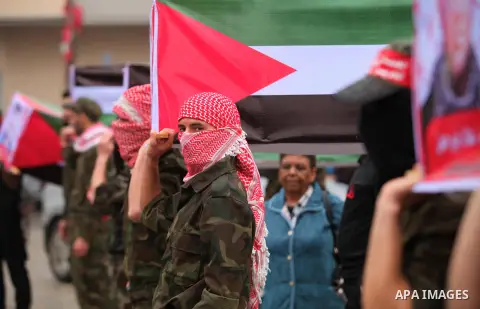 Supporters of the Popular Front for the Liberation of Palestine (PFLP) take part in a protest against the policies of Palestinian President Mahmoud Abbas, in Gaza City April 12, 2016. Photo by Ashraf Amra
