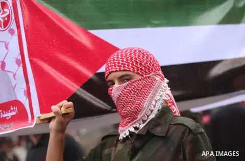 Supporters of the Popular Front for the Liberation of Palestine (PFLP) take part in a protest against the policies of Palestinian President Mahmoud Abbas, in Gaza City April 12, 2016. Photo by Ashraf Amra