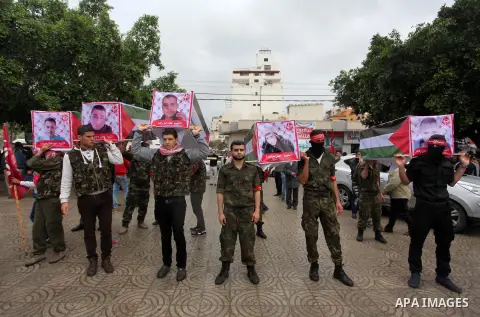 Supporters of the Popular Front for the Liberation of Palestine (PFLP) take part in a protest against the policies of Palestinian President Mahmoud Abbas, in Gaza City April 12, 2016. Photo by Ashraf Amra