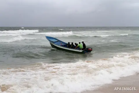 Hamas marine security show their skills during a naval exercise at the coast of the Mediterranean in Rafah in the sourthern Gaza strip on April 12, 2016. Photo by Abed Rahim Khatib