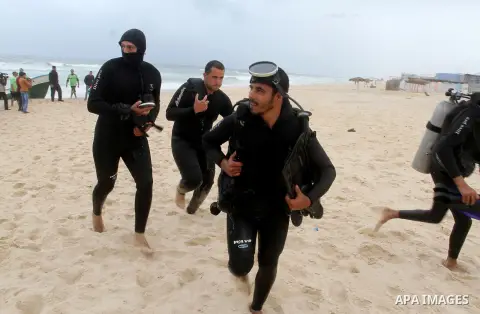 Hamas marine security show their skills during a naval exercise at the coast of the Mediterranean in Rafah in the sourthern Gaza strip on April 12, 2016. Photo by Abed Rahim Khatib