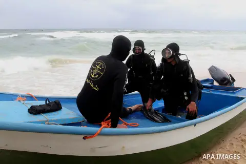 Hamas marine security show their skills during a naval exercise at the coast of the Mediterranean in Rafah in the sourthern Gaza strip on April 12, 2016. Photo by Abed Rahim Khatib