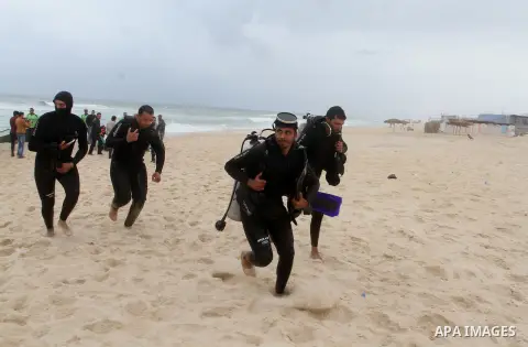 Hamas marine security show their skills during a naval exercise at the coast of the Mediterranean in Rafah in the sourthern Gaza strip on April 12, 2016. Photo by Abed Rahim Khatib