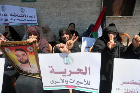 Palestinians take part during a protest marking Palestinian Prisoners' Day in front of Red cross office in Gaza City April 14, 2016. Photo by Mohammed Asad