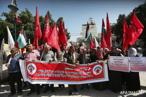 Palestinians take part during a rally marking Palestinian Prisoner Day in Gaza City on April 17, 2016. Photo by Mohammed Asad