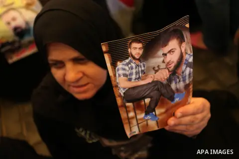 Palestinians take part in a protest demanding release the prisoners in Israeli jails, in front of Red cross office, in Gaza city, on April 18, 2016. Photo by Ashraf Amra