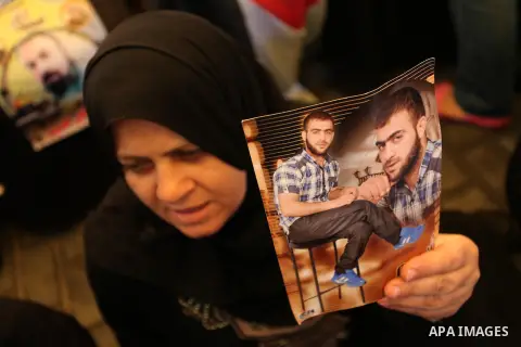 Palestinians take part in a protest demanding release the prisoners in Israeli jails, in front of Red cross office, in Gaza city, on April 18, 2016. Photo by Ashraf Amra