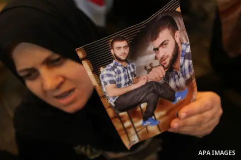 Palestinians take part in a protest demanding release the prisoners in Israeli jails, in front of Red cross office, in Gaza city, on April 18, 2016. Photo by Ashraf Amra