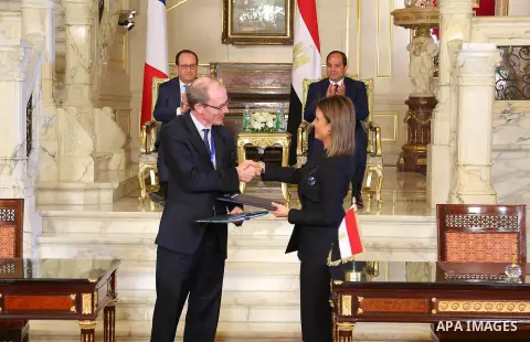 Egyptian President Abdel Fattah al-Sisi (rear R) and his French counterpart Francois Hollande look on during a ceremony marking the signing of several economic agreements at al-Quba Presidential Palace, in Cairo, Egypt A...