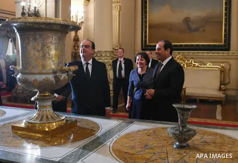 A handout photo provided by the Egyptian Presidency shows French president Francois Hollande and his Egyptian counterpart Abdul Fatah Al-Sisi during a bilateral meeting at Abdin palace in Cairo, Egypt, 18 April 2016. Hol...
