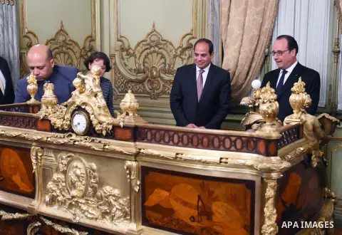 A handout photo provided by the Egyptian Presidency shows French president Francois Hollande and his Egyptian counterpart Abdul Fatah Al-Sisi during a bilateral meeting at Abdin palace in Cairo, Egypt, 18 April 2016. Hol...