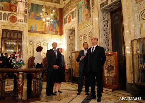 A handout photo provided by the Egyptian Presidency shows French president Francois Hollande and his Egyptian counterpart Abdul Fatah Al-Sisi during a bilateral meeting at Abdin palace in Cairo, Egypt, 18 April 2016. Hol...