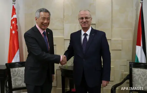 Palestinian Prime Minister Rami Hamdallah meets with Singapore's Prime Minister Lee Hsien in the West Bank city of Ramallah, April 20, 2016. Photo by Prime Minister Office