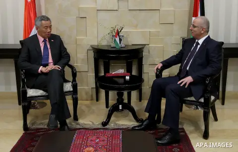 Palestinian Prime Minister Rami Hamdallah meets with Singapore's Prime Minister Lee Hsien in the West Bank city of Ramallah, April 20, 2016. Photo by Prime Minister Office