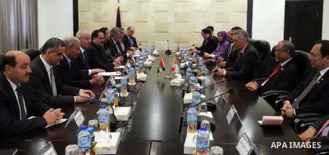 Palestinian Prime Minister Rami Hamdallah meets with Singapore's Prime Minister Lee Hsien in the West Bank city of Ramallah, April 20, 2016. Photo by Prime Minister Office
