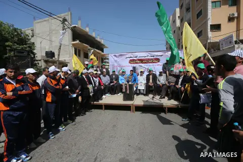 Palestinian youths take part in a marathon organized by Hamas and Fateh movement to mark Palestinian Prisoner Day, in Gaza city, on April 23, 2016. Photo by Mohammed Asad