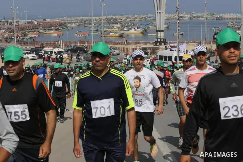 Palestinian youths take part in a marathon organized by Hamas and Fateh movement to mark Palestinian Prisoner Day, in Gaza city, on April 23, 2016. Photo by Mohammed Asad