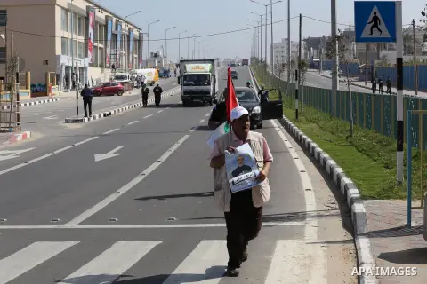 Palestinian youths take part in a marathon organized by Hamas and Fateh movement to mark Palestinian Prisoner Day, in Gaza city, on April 23, 2016. Photo by Mohammed Asad