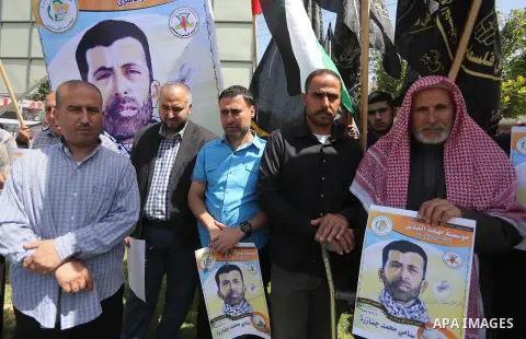 Palestinians take part in a protest demanding release the prisoners in Israeli jails, in Gaza city, on April 24, 2016. Photo by Mohammed Asad