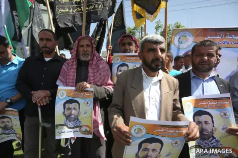 Palestinians take part in a protest demanding release the prisoners in Israeli jails, in Gaza city, on April 24, 2016. Photo by Mohammed Asad
