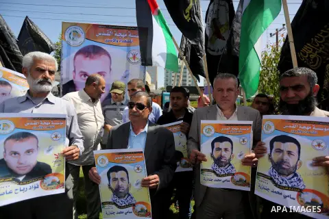 Palestinians take part in a protest demanding release the prisoners in Israeli jails, in Gaza city, on April 24, 2016. Photo by Mohammed Asad