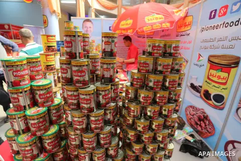 Palestinians attend exhibition for national products at Islamic University, in Gaza city, on April 24, 2016. Photo by Mohammed Asad