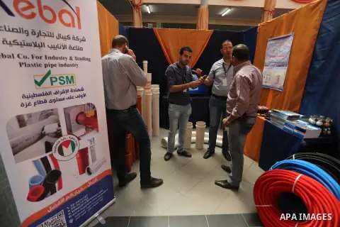 Palestinians attend exhibition for national products at Islamic University, in Gaza city, on April 24, 2016. Photo by Mohammed Asad