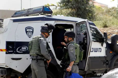 Israeli border police detain a Palestinian man in the West Bank city of Hebron April 24, 2016. Photo by Wisam Hashlamoun