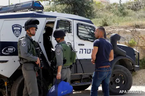 Israeli border police detain a Palestinian man in the West Bank city of Hebron April 24, 2016. Photo by Wisam Hashlamoun