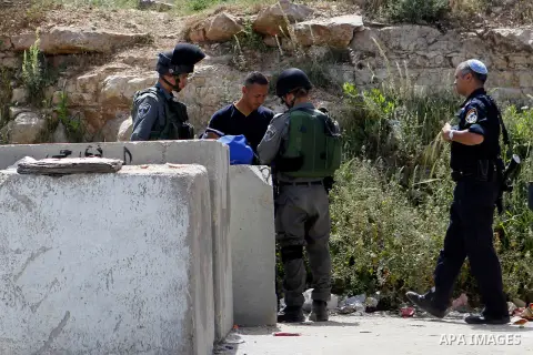 Israeli border police detain a Palestinian man in the West Bank city of Hebron April 24, 2016. Photo by Wisam Hashlamoun