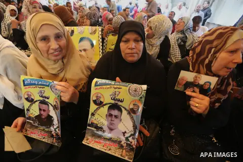 Palestinians take part in a protest demanding release the prisoners in Israeli jails, in front of Red cross office, in Gaza city, on April 25, 2016. Photo by Mohammed Asad