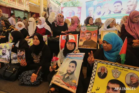 Palestinians take part in a protest demanding release the prisoners in Israeli jails, in front of Red cross office, in Gaza city, on April 25, 2016. Photo by Mohammed Asad