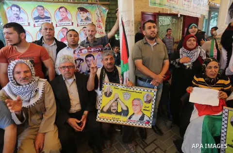 Palestinians take part in a protest demanding release the prisoners in Israeli jails, in front of Red cross office, in Gaza city, on April 25, 2016. Photo by Mohammed Asad