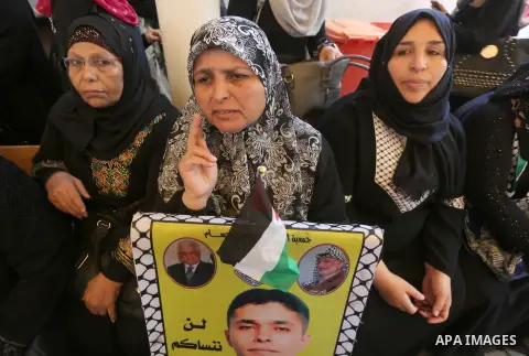 Palestinians take part in a protest demanding release the prisoners in Israeli jails, in front of Red cross office, in Gaza city, on April 25, 2016. Photo by Mohammed Asad