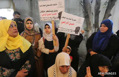 Palestinians take part in a protest demanding release the prisoners in Israeli jails, in front of Red cross office, in Gaza city, on April 25, 2016. Photo by Mohammed Asad