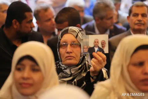 Palestinians take part in a protest demanding release the prisoners in Israeli jails, in front of Red cross office, in Gaza city, on April 25, 2016. Photo by Mohammed Asad