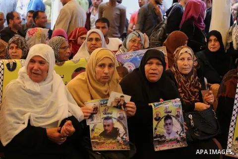 Palestinians take part in a protest demanding release the prisoners in Israeli jails, in front of Red cross office, in Gaza city, on April 25, 2016. Photo by Mohammed Asad