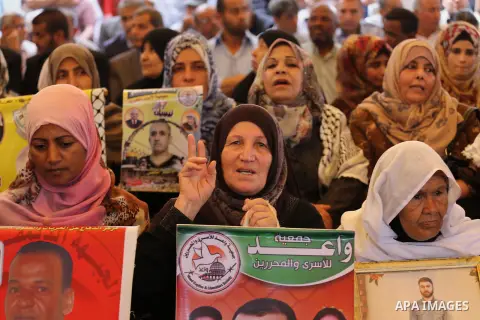 Palestinians take part in a protest demanding release the prisoners in Israeli jails, in front of Red cross office, in Gaza city, on April 25, 2016. Photo by Mohammed Asad
