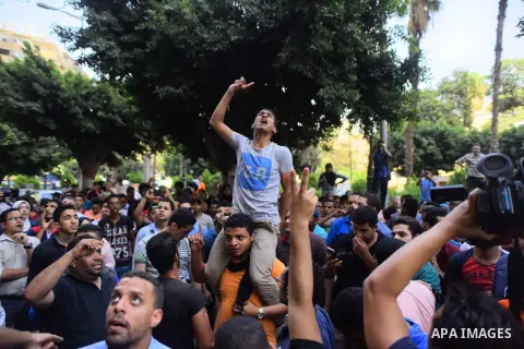 Egyptian protesters chant slogans during a demonstration in Cairo on April 25, 2016, against the handing over of two Red Sea islands to Saudi Arabia. Egyptian police fired tear gas at protesters in the Egyptian capital w...