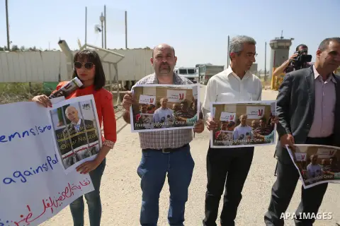 Palestinian journalists hold banners during a protest calling for the release of Palestinian journalist Omar Nazal, who is held by Israel, near Israel's Ofer Prison near the West Bank city of Ramallah April 26, 2016. Pho...