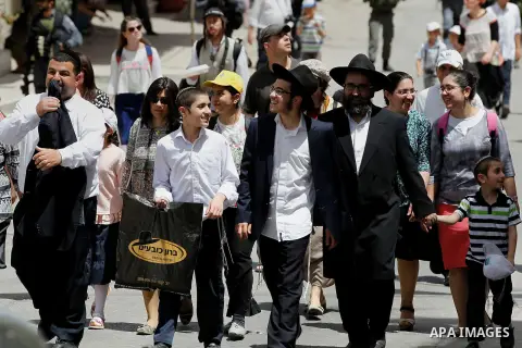 Israeli settlers take part in a tour during the Jewish holiday of Passover in the West Bank city of Hebron, on April 26, 2016. Photo by Wisam Hashlamoun