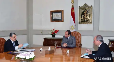 Egyptian President Abdel Fattah al-Sisi meets with Mohammed Shaker Almraqbi Minister of Electricity and Renewable Energy in Cairo, Egypt, April 26, 2016. Photo by Egyptian President Office