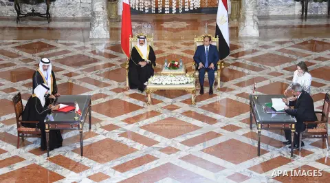 A handout picture released by the Egyptian Presidency on April 26, 2016 shows Egyptian President Abdel Fattah al-Sisi meets with Bahrain's King Hamad bin Issa al-Khalifa in the capital Cairo. Photo by Egyptian President...